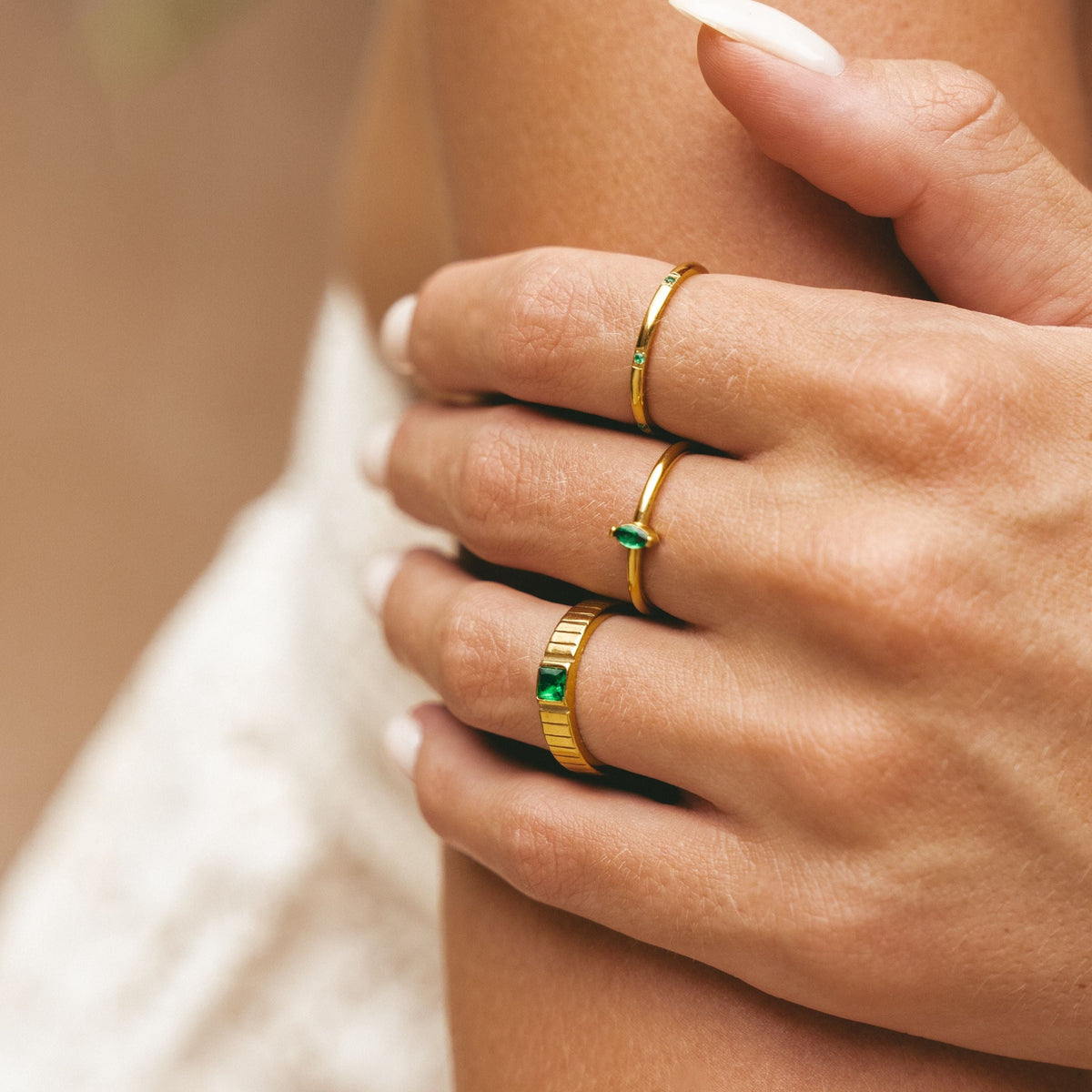 Anillo delicado de esmeralda