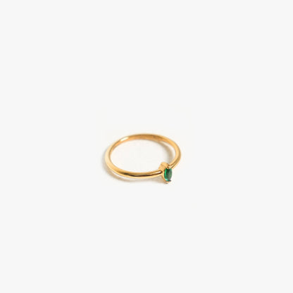 Anillo delicado de esmeralda
