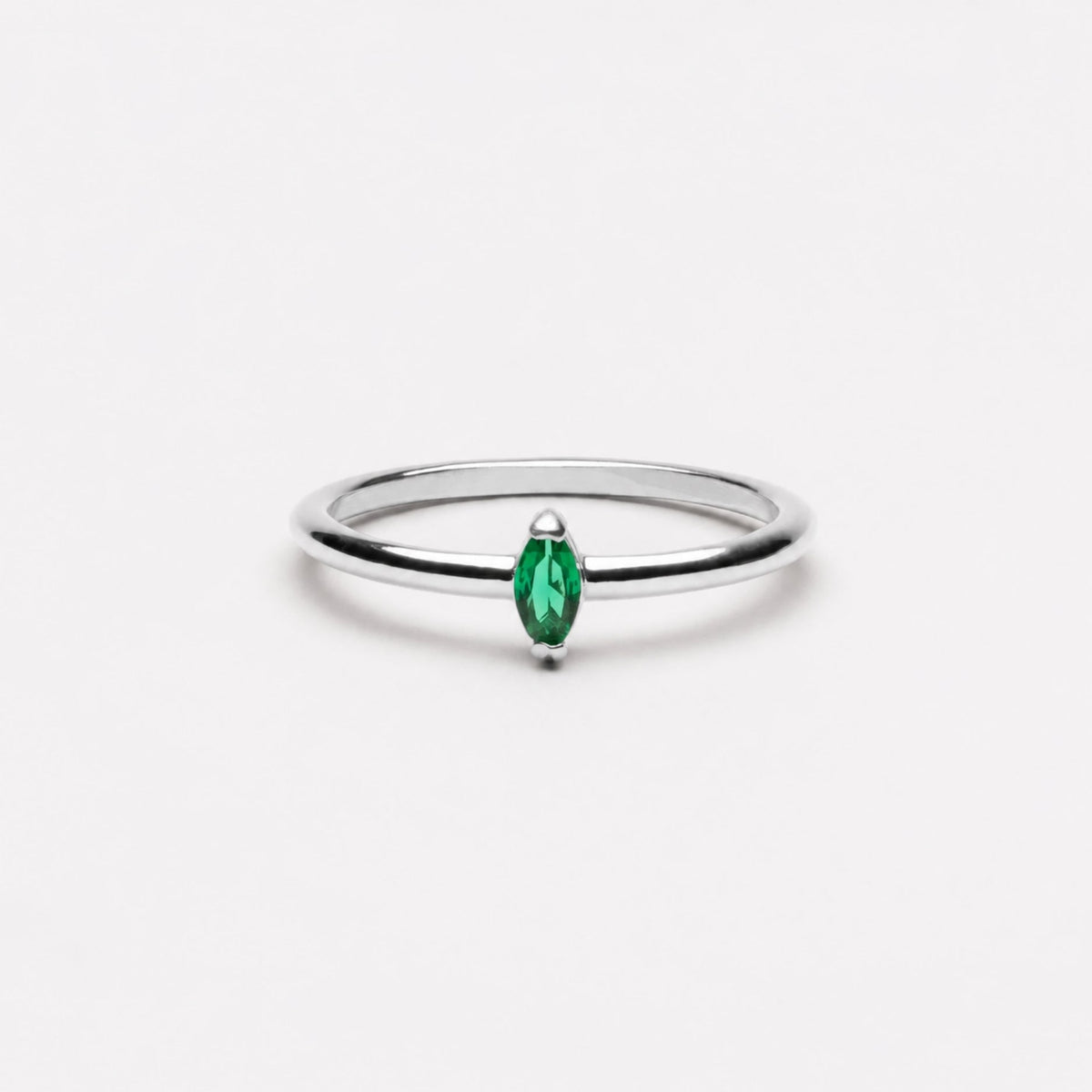 Anillo delicado de esmeralda
