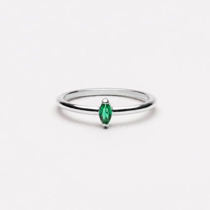 Anillo delicado de esmeralda