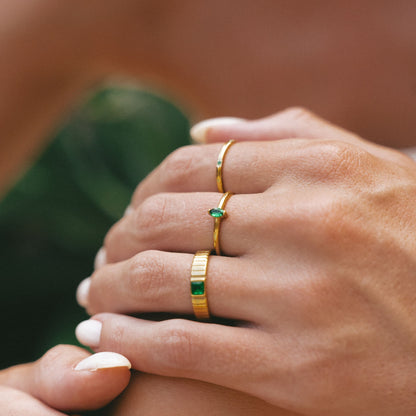 Anillo delicado de esmeralda