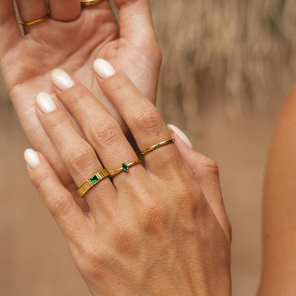 Anillo delicado de esmeralda