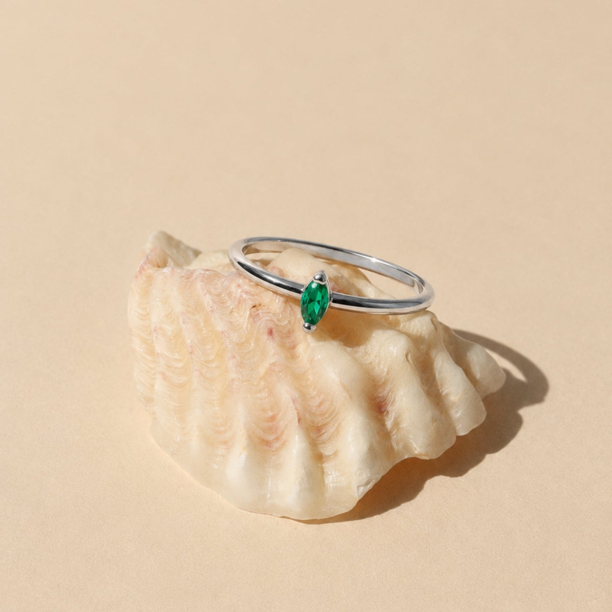 Anillo delicado de esmeralda