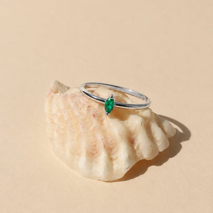 Anillo delicado de esmeralda